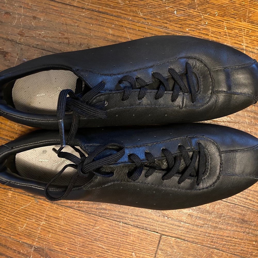 Mizuno bowling style walking shoes